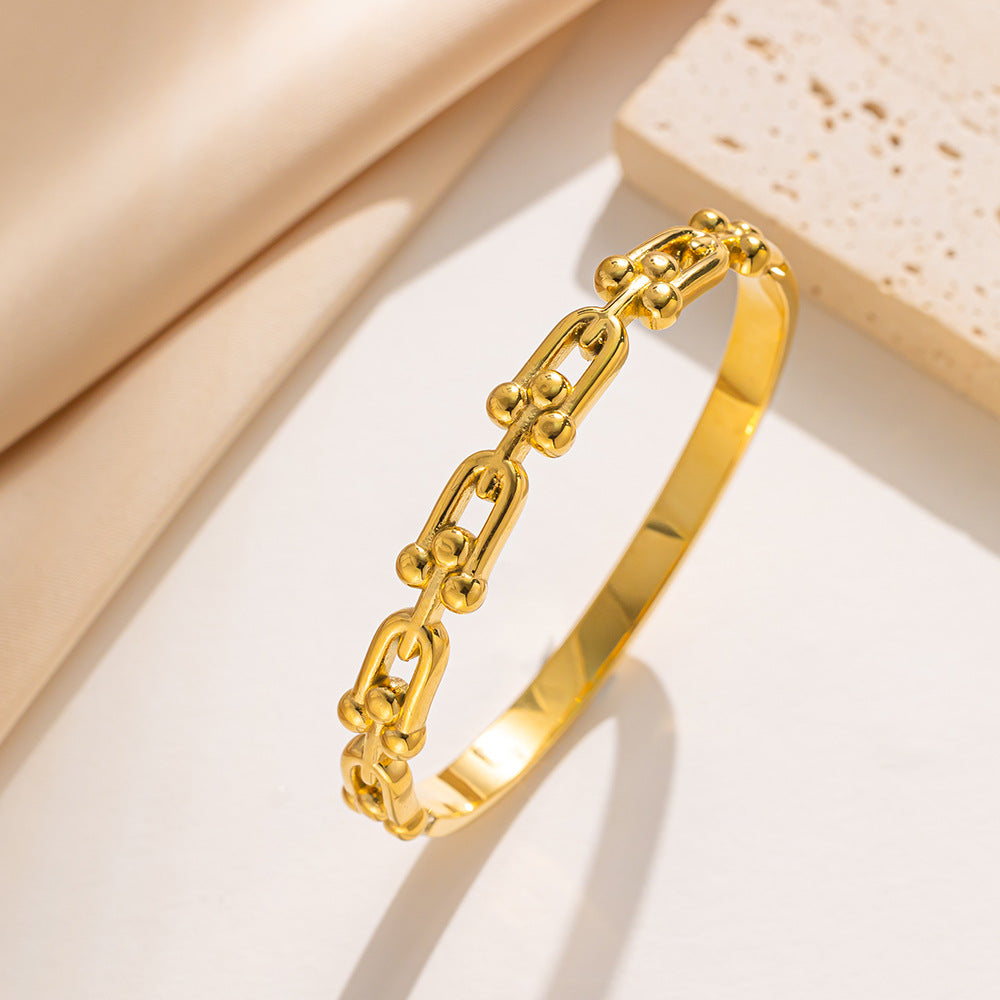 Gold U-shaped Vachette Clasp Bracelet