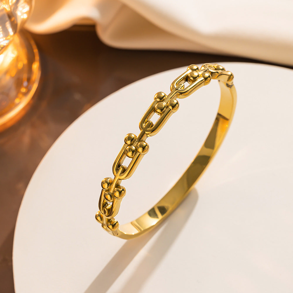 Gold U-shaped Vachette Clasp Bracelet