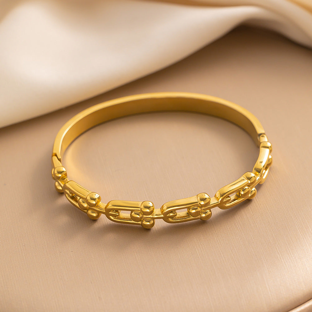 Gold U-shaped Vachette Clasp Bracelet